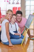 Famille s'appuyant sur la commission scolaire à la maison photo