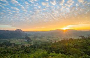 le paysage du parc forestier de phu lung ka au lever du soleil situé dans la province de phayao en thaïlande. photo