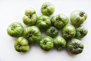 quelques belles tomates vertes sur fond blanc. gros plan de tomates vertes. photo