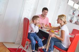 la famille prend un petit déjeuner sain à la maison photo