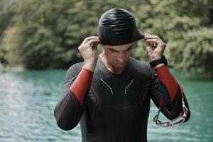 athlète de triathlon se prépare pour l'entraînement de natation sur le lac photo