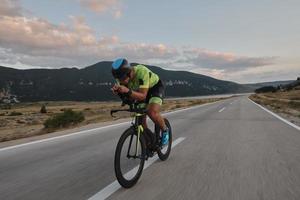 athlète de triathlon faisant du vélo photo