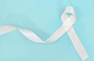 mois de sensibilisation au cancer du poumon avec ruban blanc. concept de soins de santé et de médecine. photo