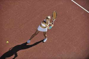 jeune femme jouer au tennis en plein air photo