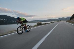 athlète de triathlon faisant du vélo photo