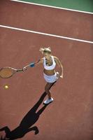 jeune femme jouer au tennis en plein air photo