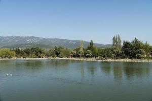 ciel bleu et vue parfaite sur le lac photo