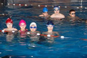 .enfants s'amusant dans une piscine photo