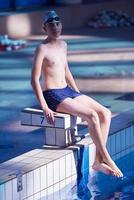 portrait d'enfant sur la piscine photo