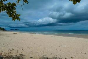 belle mer le matin avec nuage de pluie sur la thaïlande. photo