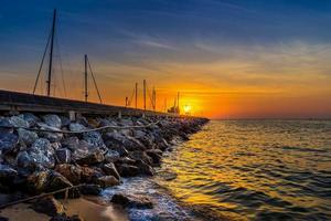 beau coucher de soleil sur la mer à pattaya en thaïlande. mise au point sélective photo