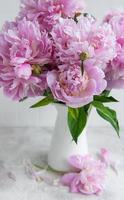 beau bouquet de fleurs pivoines roses photo