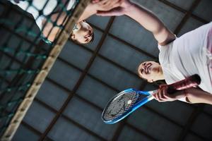 jeunes filles jouant au tennis jeu intérieur photo