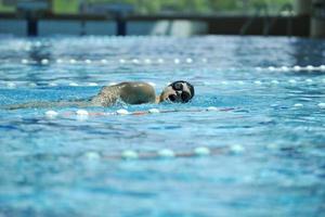 nageur en piscine photo