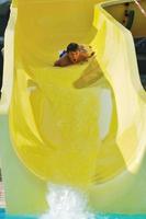 amusement de toboggan aquatique sur la piscine extérieure photo