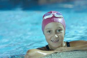 enfant heureux sur la piscine photo