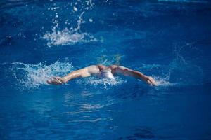 exercice de nageur sur le caca de piscine intérieure photo