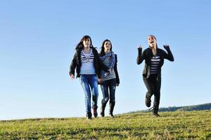 groupe d'adolescents s'amusent en plein air photo