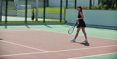 jeune femme jouer au tennis en plein air photo