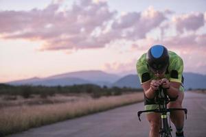 athlète de triathlon faisant du vélo photo