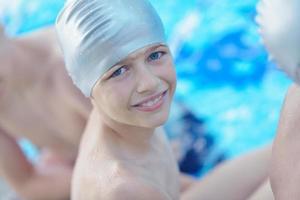 portrait d'enfant sur la piscine photo