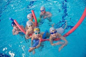 groupe d'enfants heureux à la piscine photo