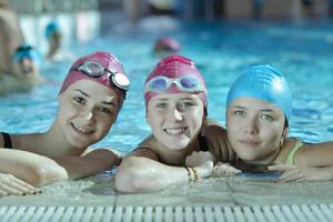 groupe d'enfants heureux à la piscine photo