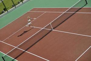 jeune femme jouer au tennis en plein air photo