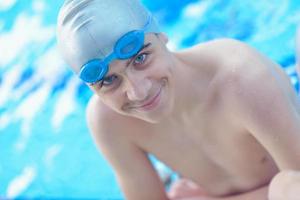 portrait d'enfant sur la piscine photo