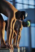 jeune nageur au départ de la natation photo