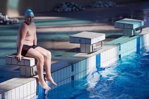 groupe d'enfants à la classe de l'école de la piscine photo