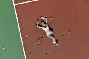 jeune femme jouer au tennis en plein air photo