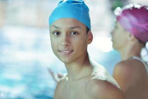 enfant heureux sur la piscine photo