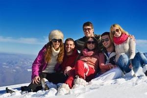 plaisirs d'hiver avec un groupe de jeunes photo