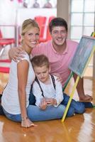 Famille s'appuyant sur la commission scolaire à la maison photo