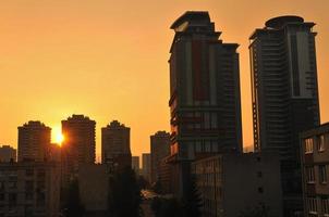 vue sur le paysage urbain du lever du soleil photo