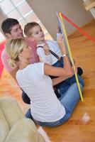 Famille s'appuyant sur la commission scolaire à la maison photo