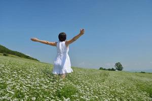 jeune femme heureuse dans un champ vert photo