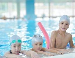 groupe d'enfants à la piscine photo