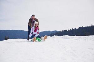 heureux jeune couple s'amusant sur un nouveau spectacle en vacances d'hiver photo