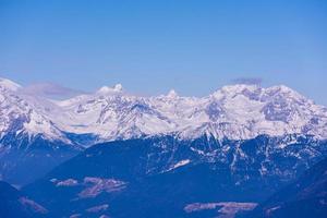 vue sur les montagnes d'hiver photo