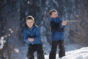 enfants jouant avec de la neige fraîche photo