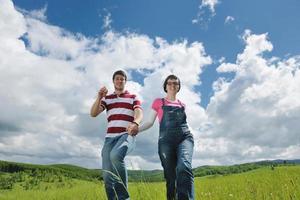 romantique jeune couple amoureux ensemble en plein air photo