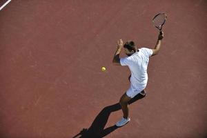 jeune homme jouer au tennis photo