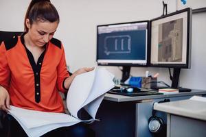 dans l'industrie lourde, un ingénieur industriel d'usine mesure avec un pied à coulisse et sur un ordinateur personnel conçoit un modèle 3d photo