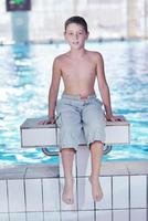 enfant heureux sur la piscine photo