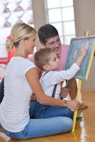 Famille s'appuyant sur la commission scolaire à la maison photo