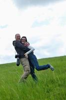 portrait de jeune couple romantique souriant ensemble en plein air photo