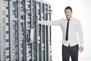 jeune ingénieur informatique dans la salle des serveurs du centre de données photo