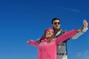 jeune couple en vacances d'hiver photo